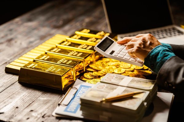 免息配资公司 金价暴跌引发市场震荡：有人一夜亏损47万，黄金投资风险几何？